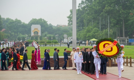 Đại biểu Quốc hội dự Kỳ họp thứ 7 vào Lăng viếng Chủ tịch Hồ Chí Minh