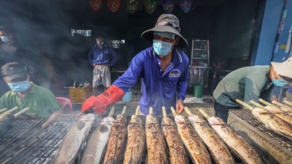 TP. HCM: Hàng trăm tấn cá lóc nướng sẵn sàng phục vụ ngày vía Thần Tài