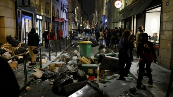 Lửa bạo động 'thiêu cháy' du lịch Pháp: Khách đồng loạt bỏ chuyến, hủy phòng