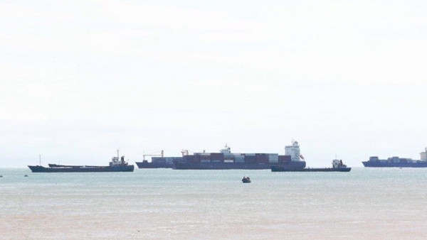 Nạo vét luồng Quy Nhơn: ‘Tuýt còi’ việc đổ thải 300.000m3 bùn ra biển