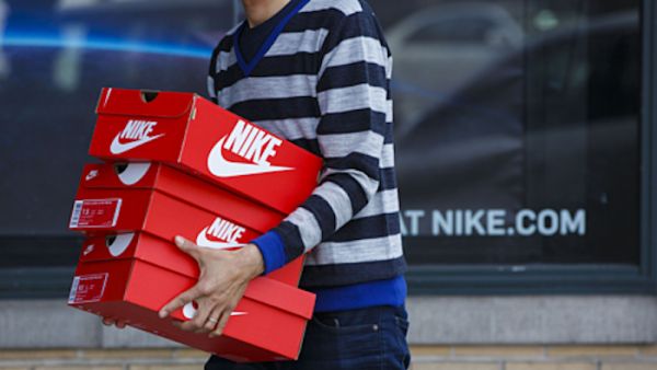 Nike, Adidas kêu gọi Trump không tăng thuế với giày dép từ Trung Quốc