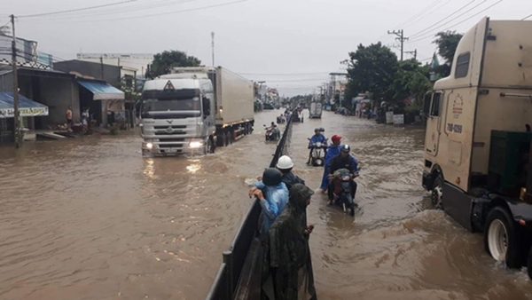Nha Trang chìm trong biển nước, Quốc lộ 1 và đường sắt tắc nghẽn