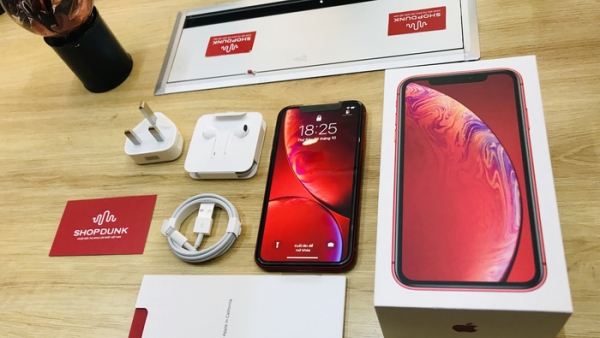 'Đập hộp' iPhone Xr màu đỏ đầu tiên tại Hà Nội