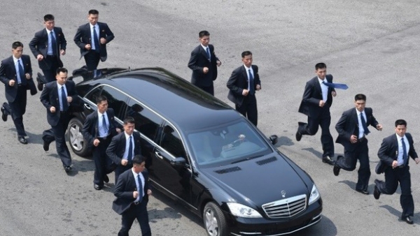 Khám phá xe chống đạn Mercedes 32 tỷ của ông Kim Jong-un được 12 vệ sĩ hộ tống