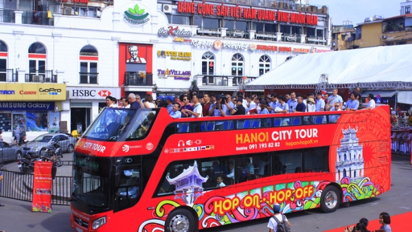 Trải nghiệm xe buýt 2 tầng mui trần đầu tiên tại Hà Nội