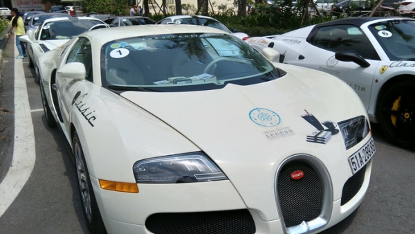 Soi chi tiết Bugatti Veyron của ông Đặng Lê Nguyên Vũ lần đầu 'đặt chân' tới Hà Nội