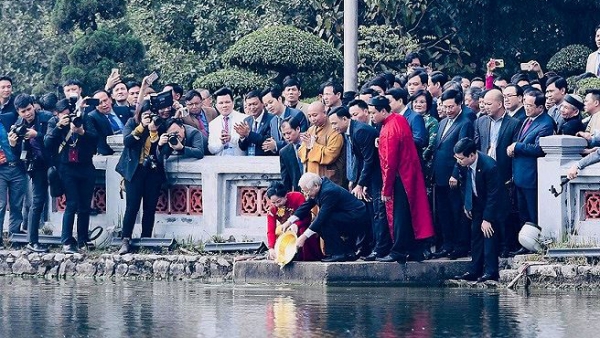 Tổng Bí thư, Chủ tịch nước Nguyễn Phú Trọng thả cá chép truyền thống