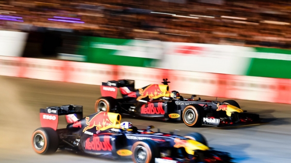 Chính thức khởi động giải đua F1 Việt Nam Grand Prix bằng màn drift mãn nhãn