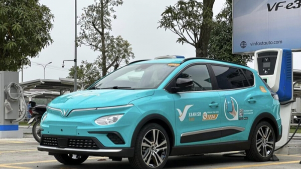 So sánh giá cước taxi điện VinFast so với taxi truyền thống