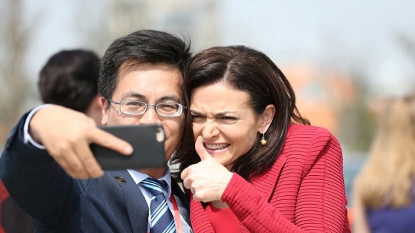 CEO Facebook Sheryl Kara Sandberg háo hức ‘tự sướng’ ở Đà Nẵng