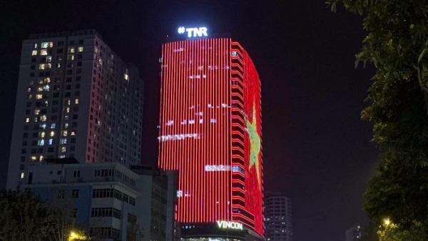 Nhiều cao ốc Hà Nội rực sáng quốc kỳ trước trận Malaysia - Việt Nam