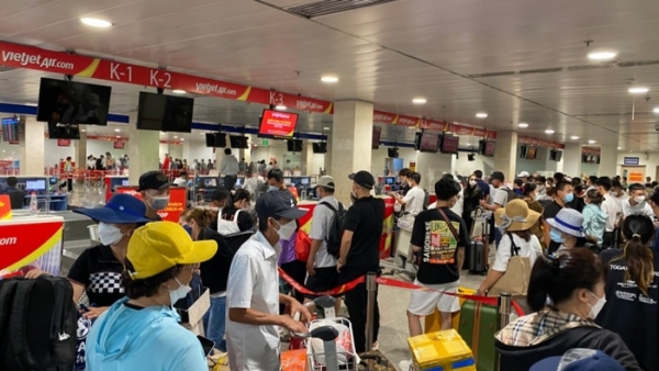 Tắc nghẽn tại Tân Sơn Nhất: Vietjet, Bamboo Airways thu tiền để làm thủ tục nhanh