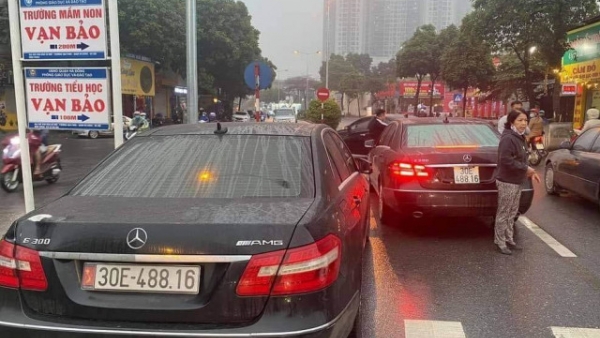 Công an Hà Nội tạm giữ 2 xe Mercedes có cùng biển số