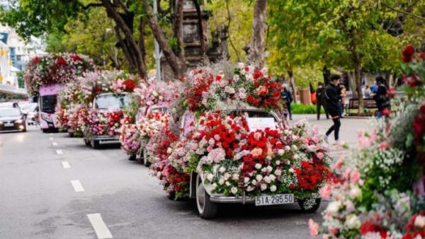 Valentine 2022: Màn tỏ tình ấn tượng nhất thế giới vừa diễn ra tại Hà Nội với 99.999 bông hồng