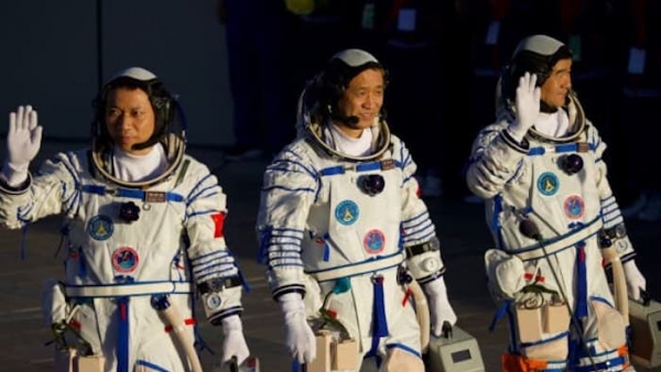 Trung Quốc lần đầu tiên đưa thành công phi hành gia lên trạm vũ trụ Thiên Cung