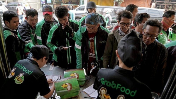 Grab đối đầu Gojek trong cuộc chiến giao đồ ăn tỷ USD