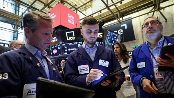Phố Wall 'lỗ' nặng, Dow Jones giảm 300 điểm trước dữ liệu việc làm mới