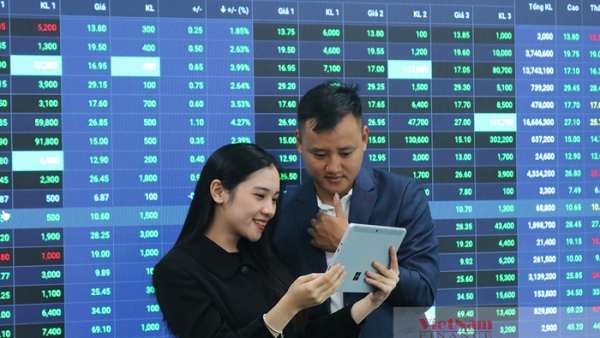 Cổ phiếu ngân hàng lại 'đóng vai chính', VN-Index bật tăng hơn 12 điểm