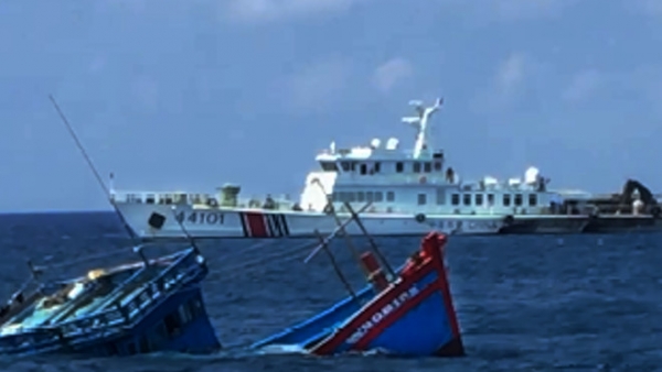 Tàu Hải cảnh Trung Quốc phun vòi rồng xua đuổi tàu cá Việt Nam ở Hoàng Sa