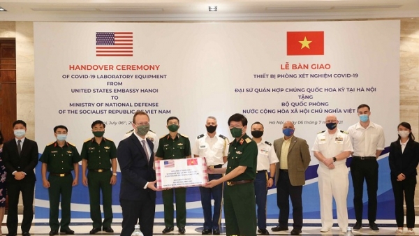 Bộ Quốc phòng Mỹ tặng Việt Nam thiết bị xét nghiệm Covid-19
