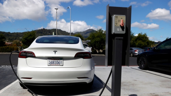 Bất chấp chiến sự, người dân Ukraine 'điên cuồng' mua xe điện Tesla