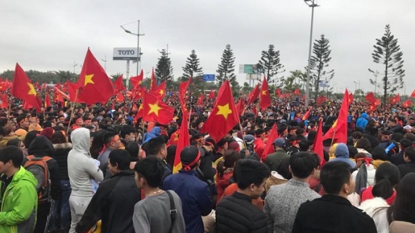 Hàng nghìn cổ đông viên đón tuyển U23 Việt Nam trở về