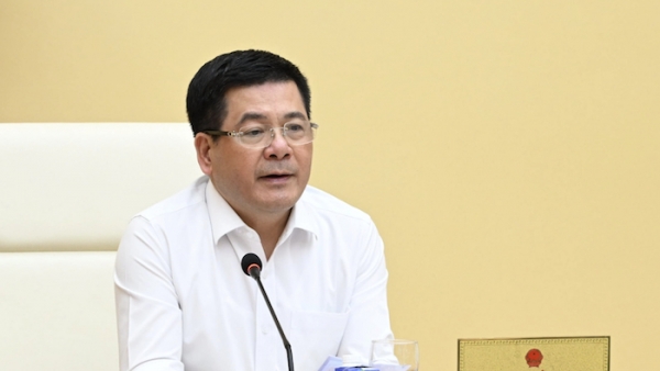 Nỗi lo của Bộ trưởng Nguyễn Hồng Diên: ‘Mua điện mặt trời mái nhà, cổ súy cho trục lợi chính sách’