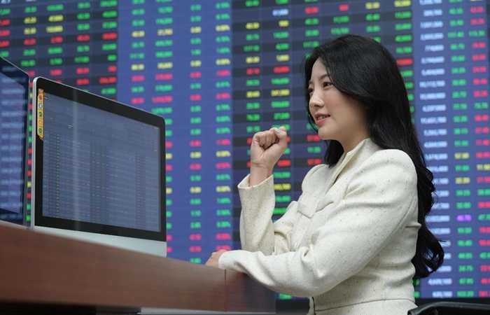 Cổ phiếu chứng khoán 'lên đồng' sau tin vận hành KRX, VN-Index hồi phục 15 điểm