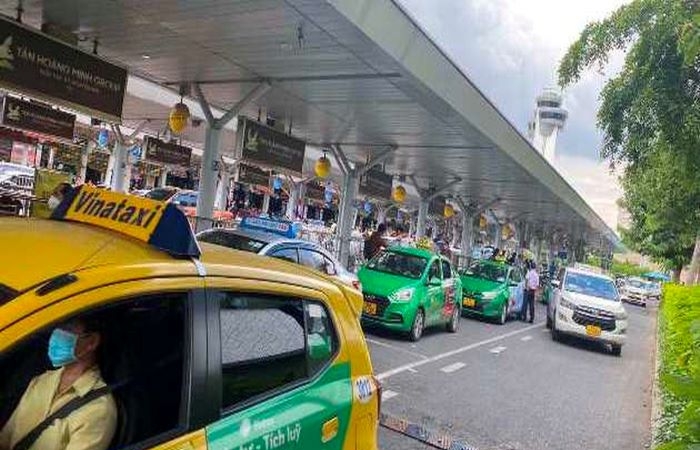 Chấn chỉnh nạn taxi chèo kéo, làm giá ở sân bay Tân Sơn Nhất