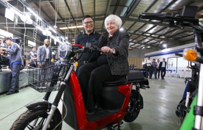 Bộ trưởng Tài chính Mỹ Janet Yellen lái xe máy điện của start-up Việt