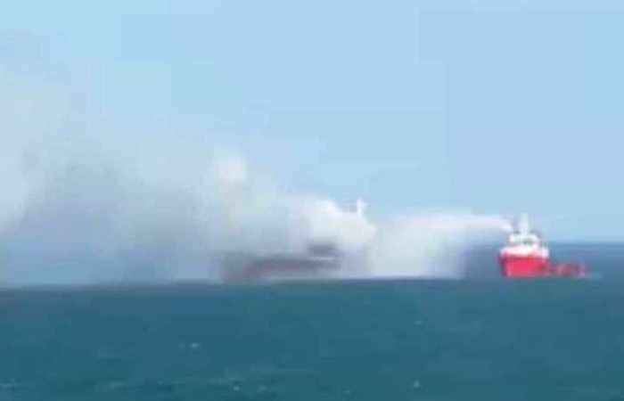 Tàu Yong Shun của Trung Quốc cháy lớn trên biển Vũng Tàu