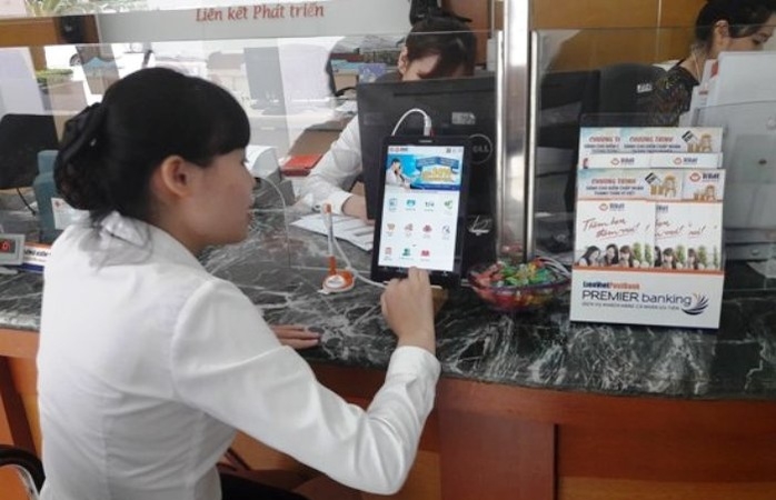 Ngân hàng Việt đầu tiên dùng máy tính bảng giới thiệu sản phẩm tới khách hàng