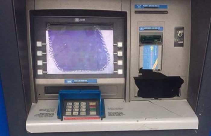 Đập máy ATM vì bị 'nuốt' thẻ ngân hàng: Đối diện mức xử phạt nào?
