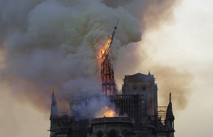 Cháy lớn ở Nhà thờ Đức Bà Paris: Sập đỉnh tháp