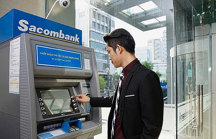 Chi hàng nghìn tỷ làm thẻ ATM mới: Khách hàng có phải gánh?