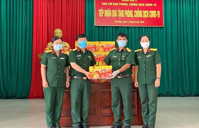 Tân Hiệp Phát tặng 72.000 sản phẩm Trà Thanh Nhiệt Dr Thanh tiếp sức chiến sĩ Quân khu 5, Quân khu 7
