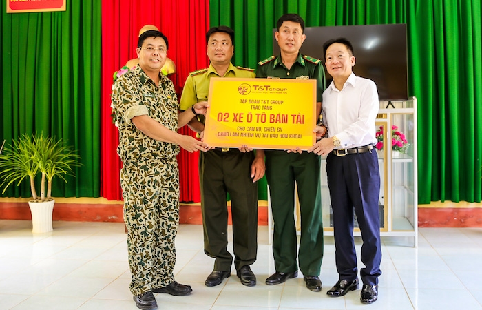 Lãnh đạo tỉnh Cà Mau và T&T Group thăm và tặng quà cán bộ chiến sỹ trên đảo Hòn Khoai