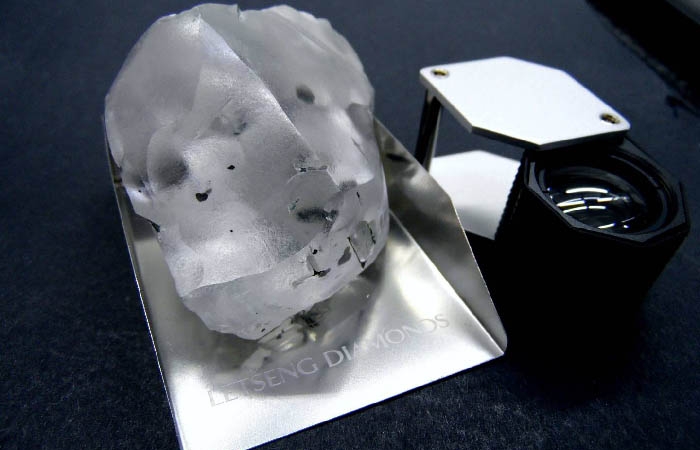 Thêm một viên kim cương trắng khổng lồ quý hiếm được tìm thấy tại Nam Phi