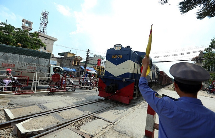 Chủ tịch Đường sắt: 'Thế kỷ 21 vẫn cầm cờ chạy chân đất để bắt tàu’