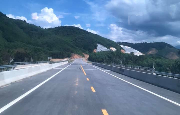 Thi công dự án cao tốc Cam Lộ - La Sơn: Không có 'bóng dáng' nhà thầu Trung Quốc