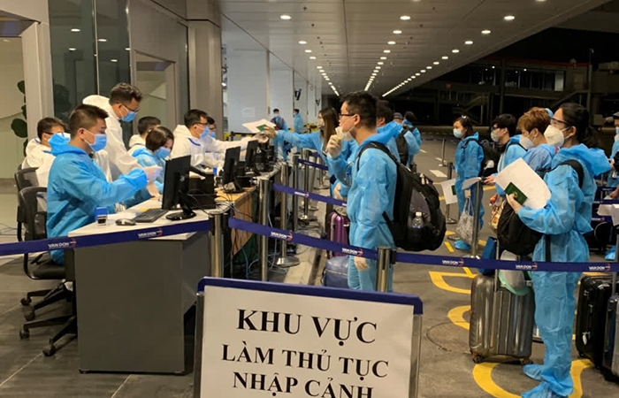 Người từ quốc gia có biến thể Omicron phải cách ly tập trung khi nhập cảnh tại sân bay Nội Bài
