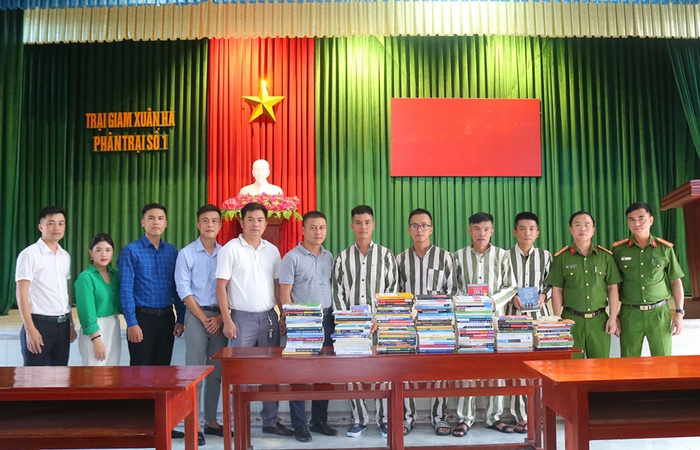 Tạp chí Đầu tư Tài chính tặng sách cho thư viện Trại giam Xuân Hà