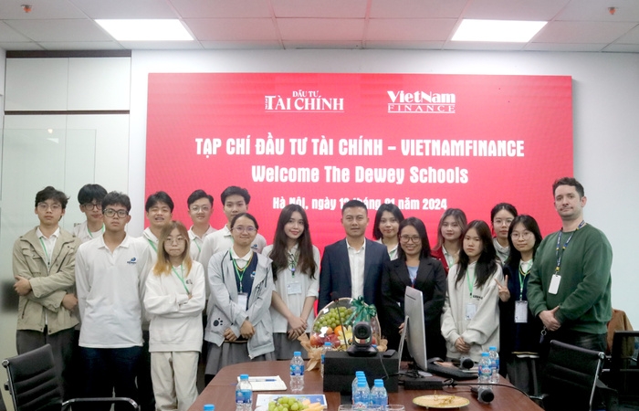 VietnamFinance chia sẻ kinh nghiệm hướng nghiệp cho học sinh trường Dewey