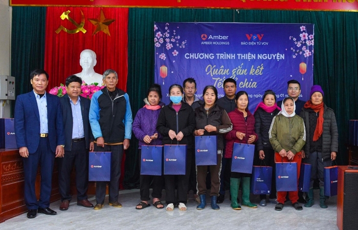 Amber Holdings và VOV tặng quà tết cho người nghèo ở Bắc Giang
