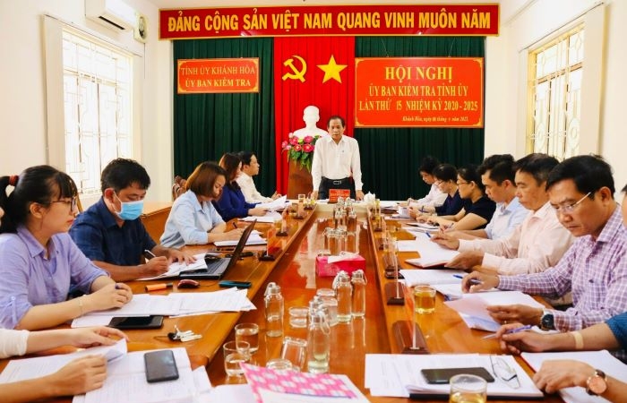 Giám đốc Trung tâm phát triển quỹ đất Khánh Hòa bị cách mọi chức vụ trong Đảng