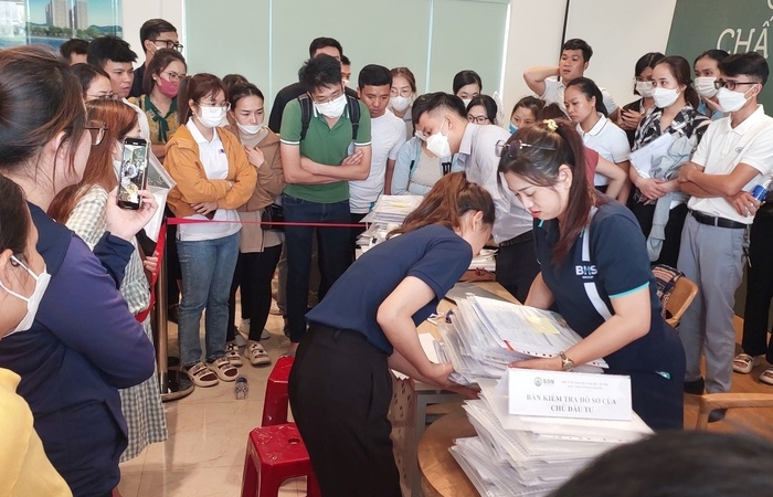 Hàng trăm người xếp hàng từ 4h sáng nộp hồ sơ mua nhà xã hội ở Đà Nẵng