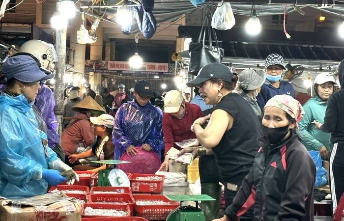 Ngày cận Tết: Chợ hải sản lớn nhất Đà Nẵng tấp nập từ mờ sáng