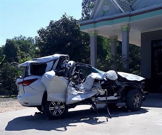 'Thánh lật' Toyota Fortuner bẹp dúm sau tai nạn