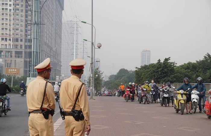 'Né' cảnh sát giao thông, hàng trăm người dắt xe máy ngược chiều trên phố