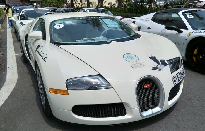 Soi chi tiết Bugatti Veyron của ông Đặng Lê Nguyên Vũ lần đầu 'đặt chân' tới Hà Nội
